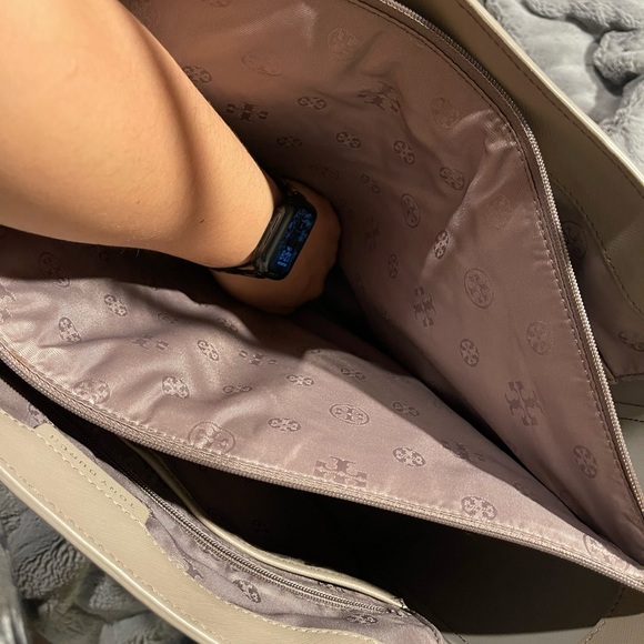 Tory Burch York Tote. - Picture 9 of 11